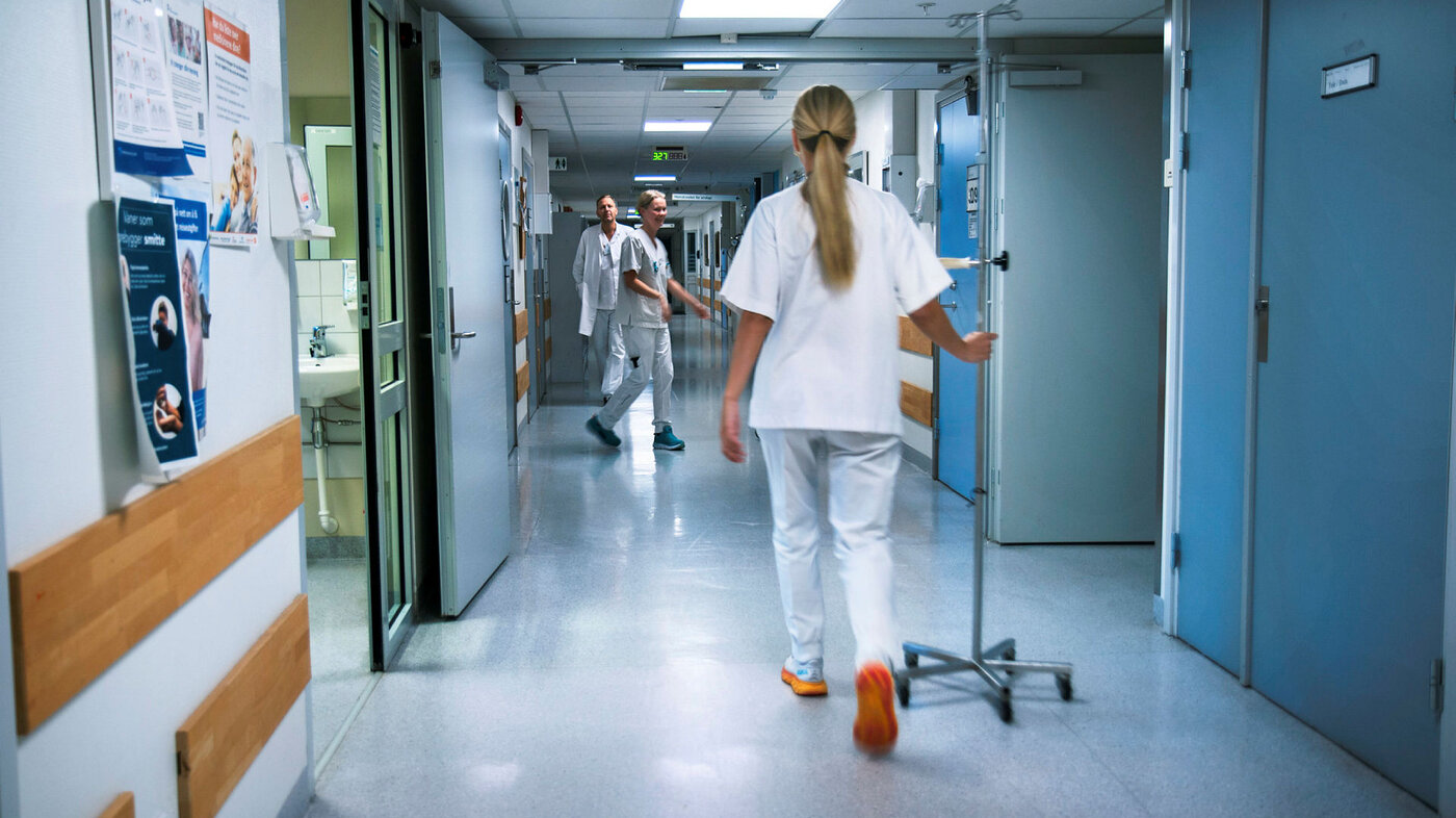 Sykepleier i korridor