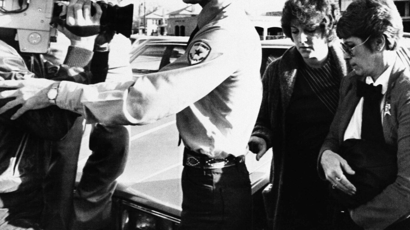 Bilde av Genine Jones på vei til rettsaken i 1984