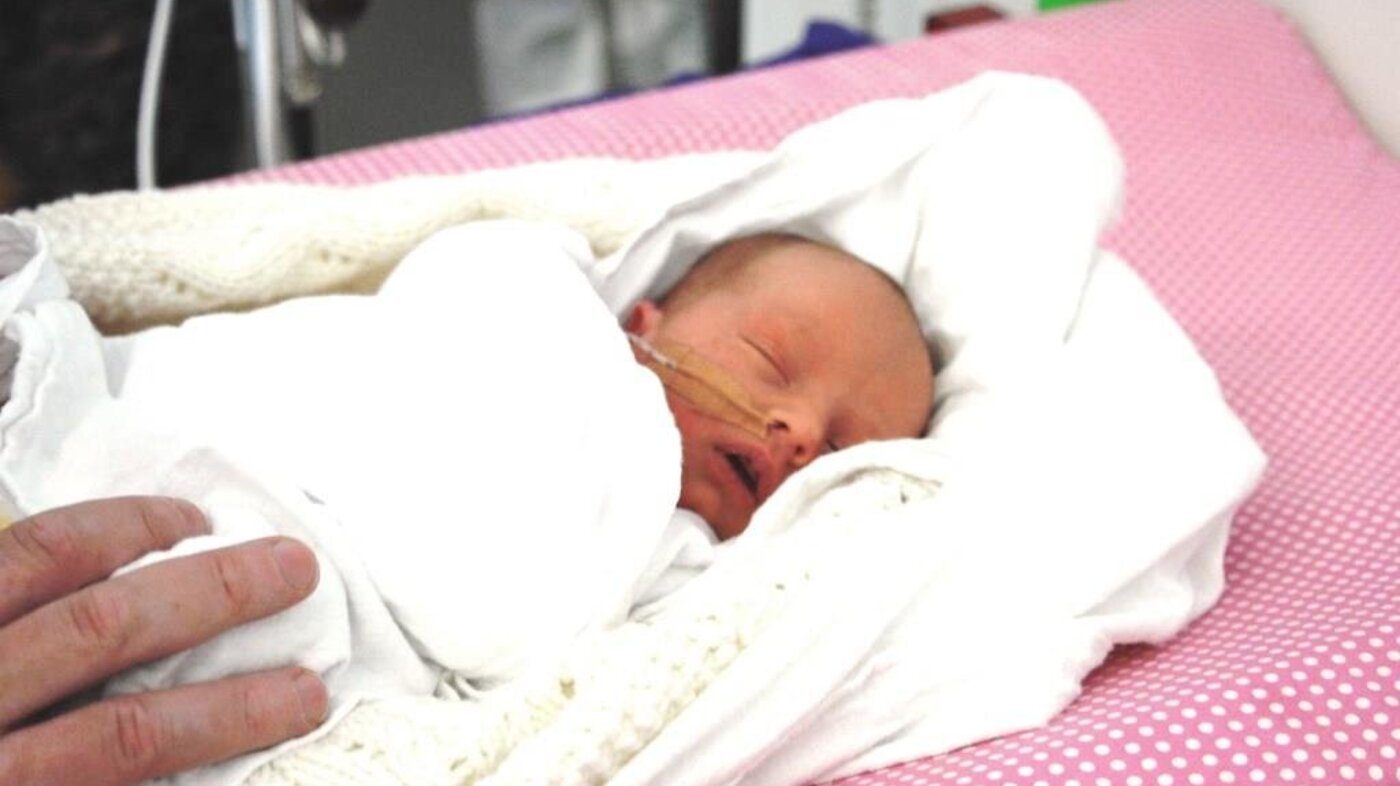 Bildet viser nyfødte Oscar på Universitetssykehuset i Nord-Norge.