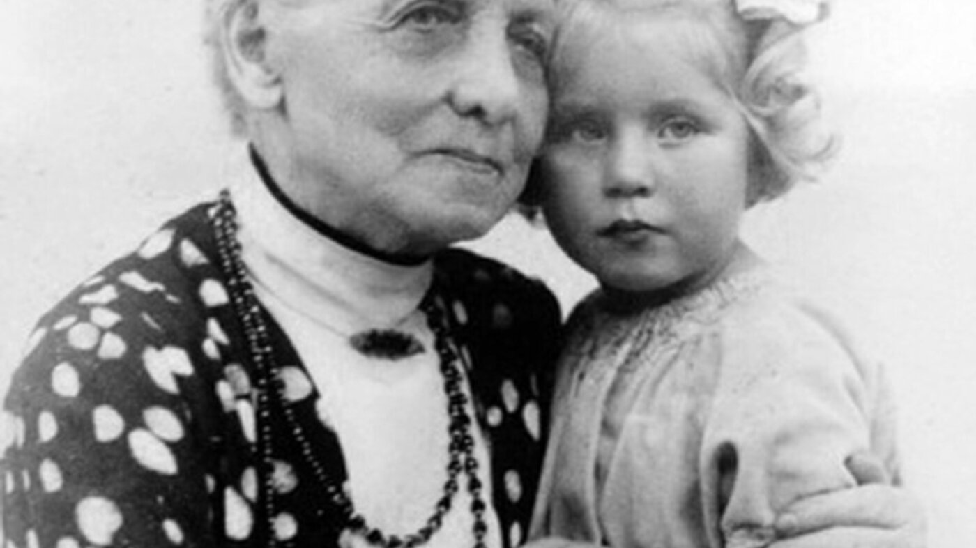 Bildet viser Hanna Marie Gram Dæhlen som liten sammen med sin farmor.