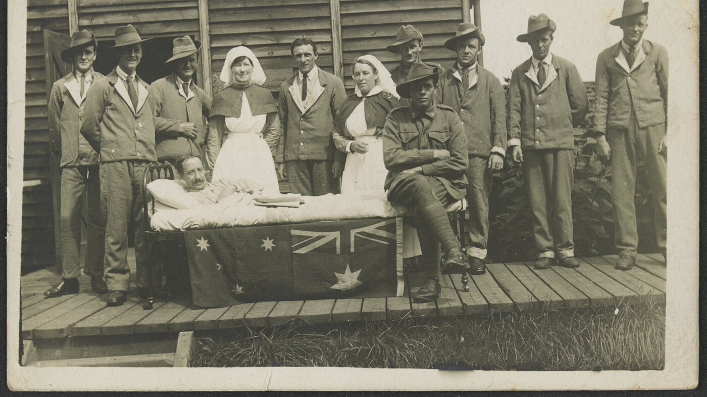 Sykepleierne Hilda Samsing sammen med australske soldater under første verdenskrig
