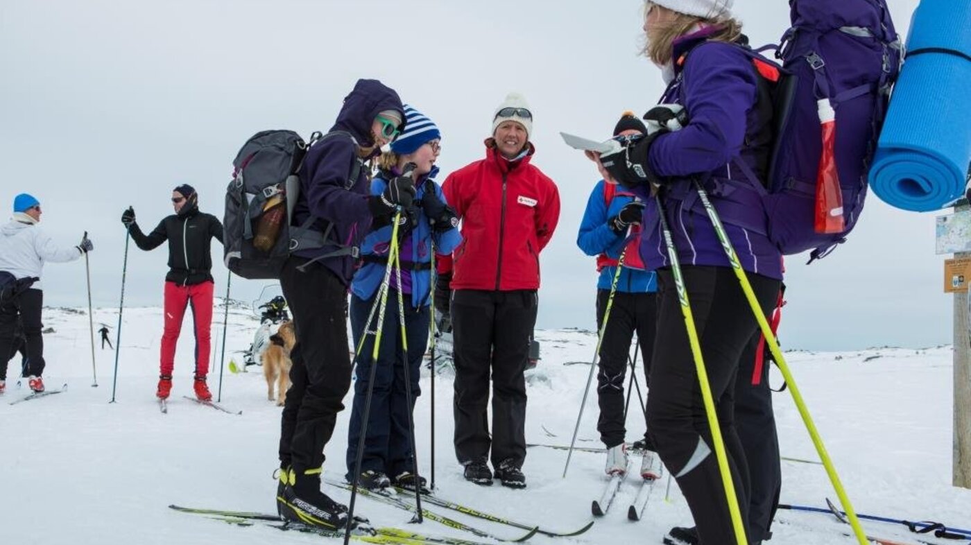 Bildet viser generalsekretær i Røde Kors, Åsne Havnelid, som møter påsketurister på Geilo.