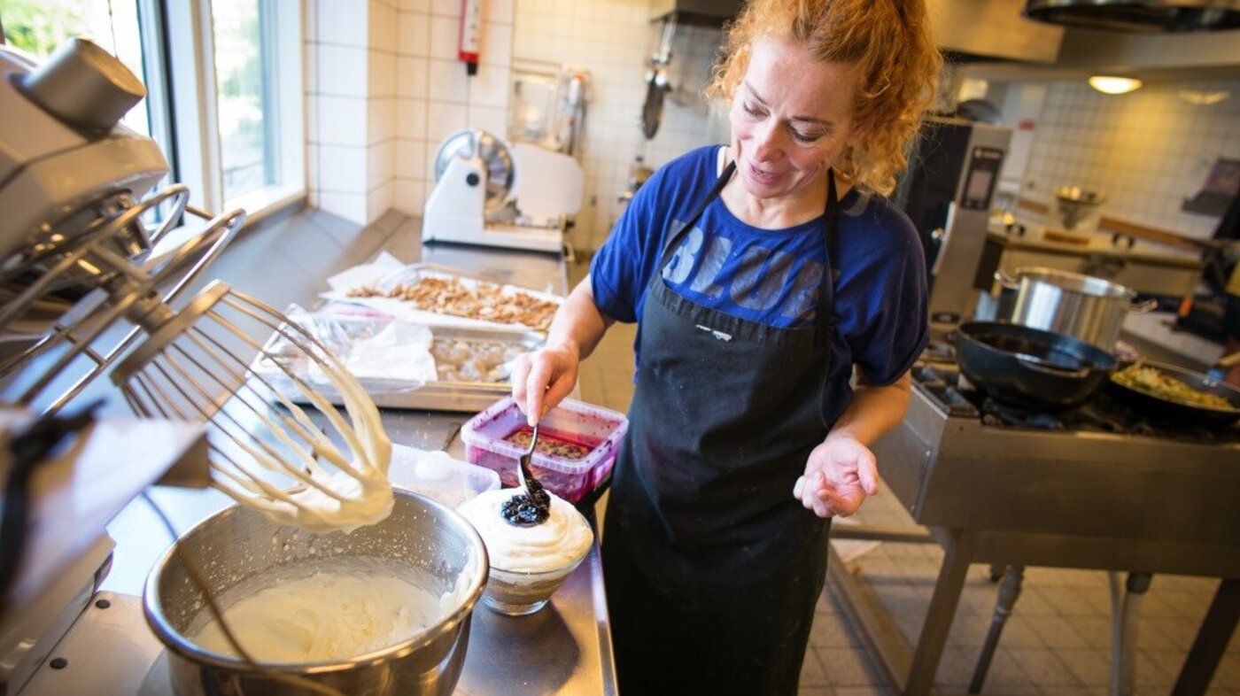 Bildet viser kokk Cathrine Joakim Jerrik som lager mat.