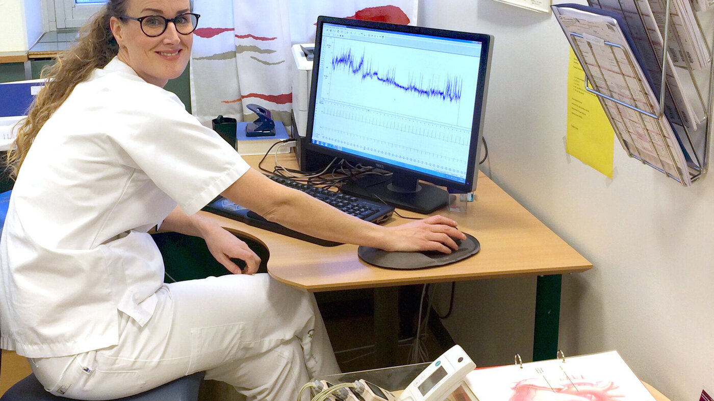Bildet viser en sykepleier foran en PC