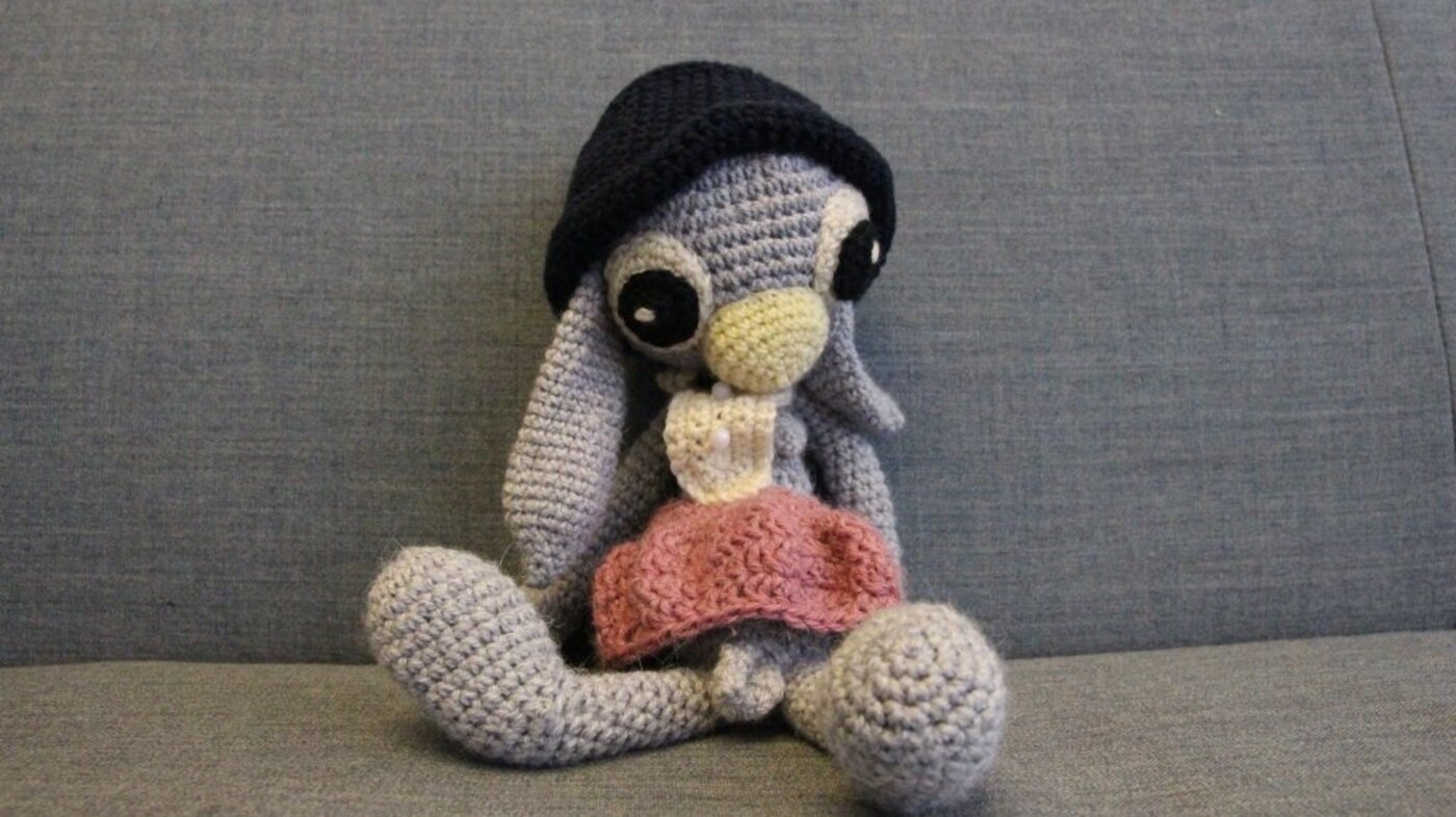 Bildet viser et kosedyr med pupper og penis.