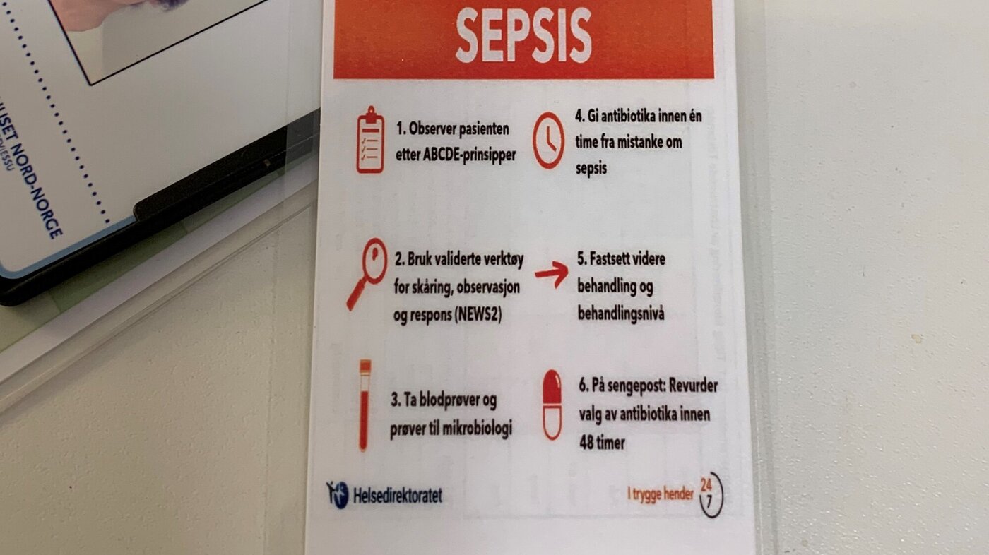 sepsis, sjekkliste, UNN Bildet viser sjekklisten for sepsis ved siden av et navnekort.
