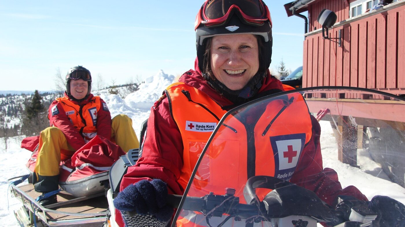 Bildet viser Cecilie Engum Blakkestad og Lars-Petter Andreassen fra Røde Kors hjelpekorps på en snøscooter.