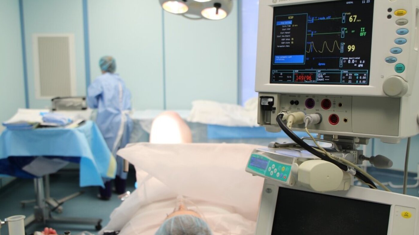 Bildet viser en pasient på en operasjonsstue ved RNIITO-sykehuset i St. Petersburg.