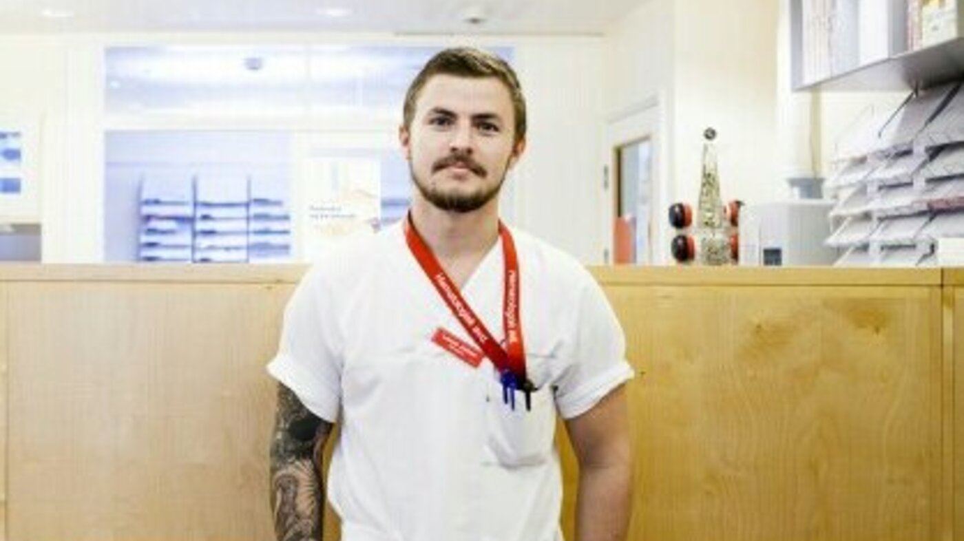 Bildet viser Lasse Johan Thue ved skranken til avdeling for blodsykdommer på Rikshospitalet i Oslo.