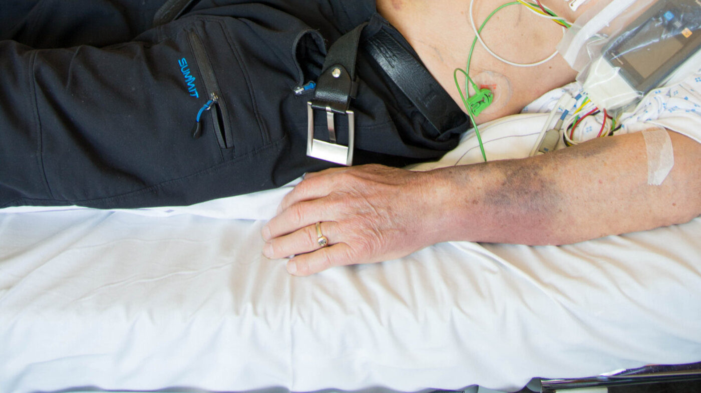 Bildet viser Jarl Robert Wexhall som perkuterer magen til en pasient.
