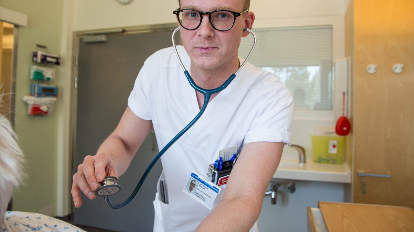 Bildet viser Jarl Robert Wexhall med stetoskop.