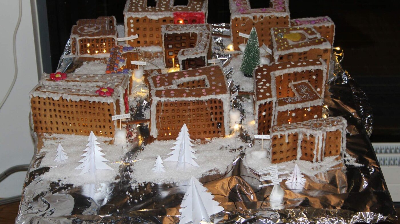 Pepperkakesykehuset, St. Olavs Hospital Bildet viser St. Olavs Hospital som pepperkakehus, pyntet med melisglasur, hjerter og nonstop.
