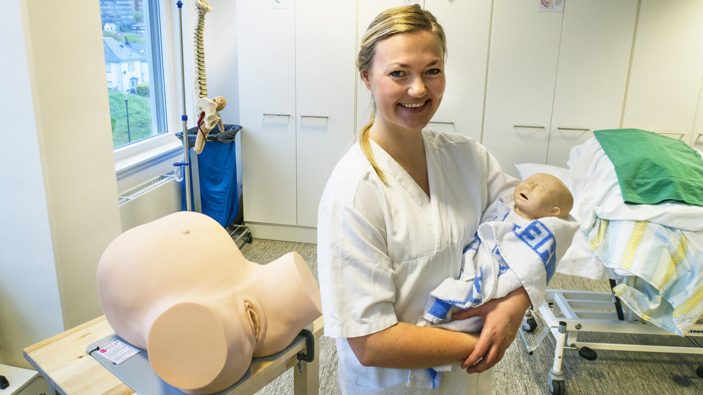 Jordmorstudent Eline Holt Palerud på øvingsrommet med dukker