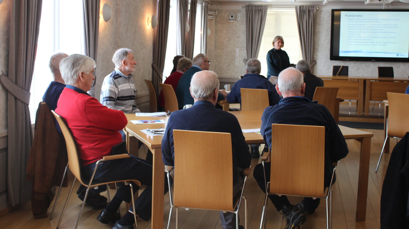 77-åringer som deltar på seniorseminar 14. februar 2019. Trine Solsta, som er geriatrisk sykepleier/kols- kontakt, snakker om temaet psykisk helse.