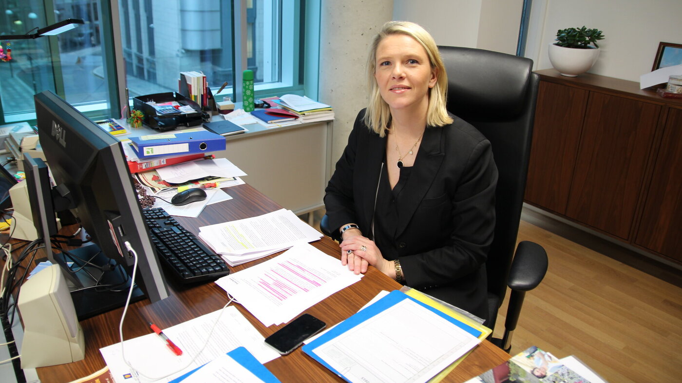 Bildet viser landbruks- og matminister Sylvi Listhaug på hennes kontor.