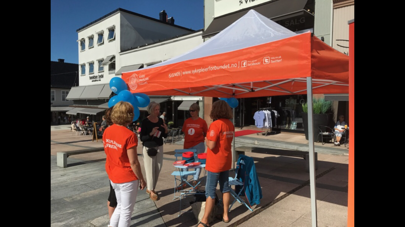 Bildet viser streikende sykepleiere i Tønsberg.