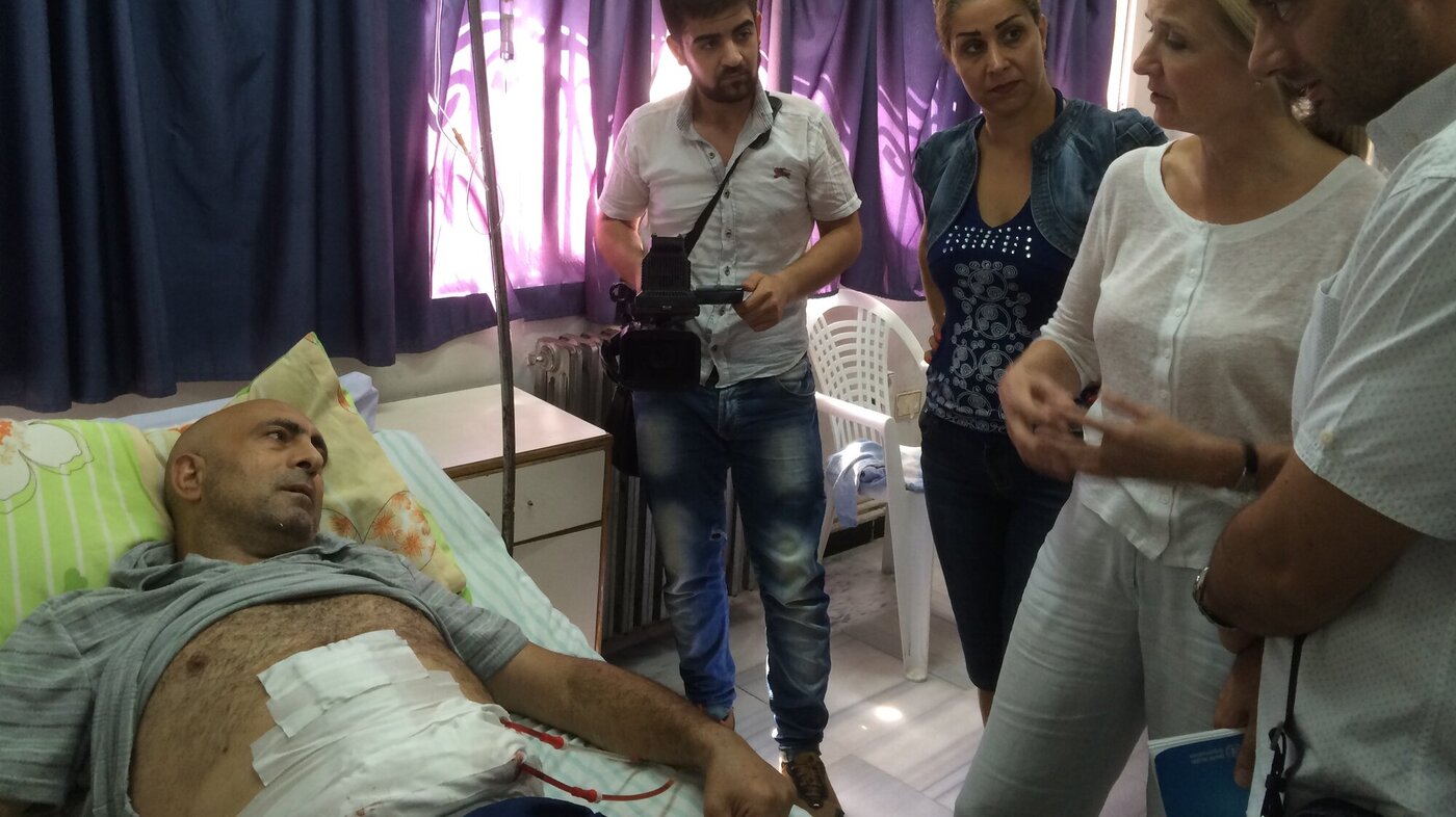 Elizabeth Hoff besøker en såret i Latakia