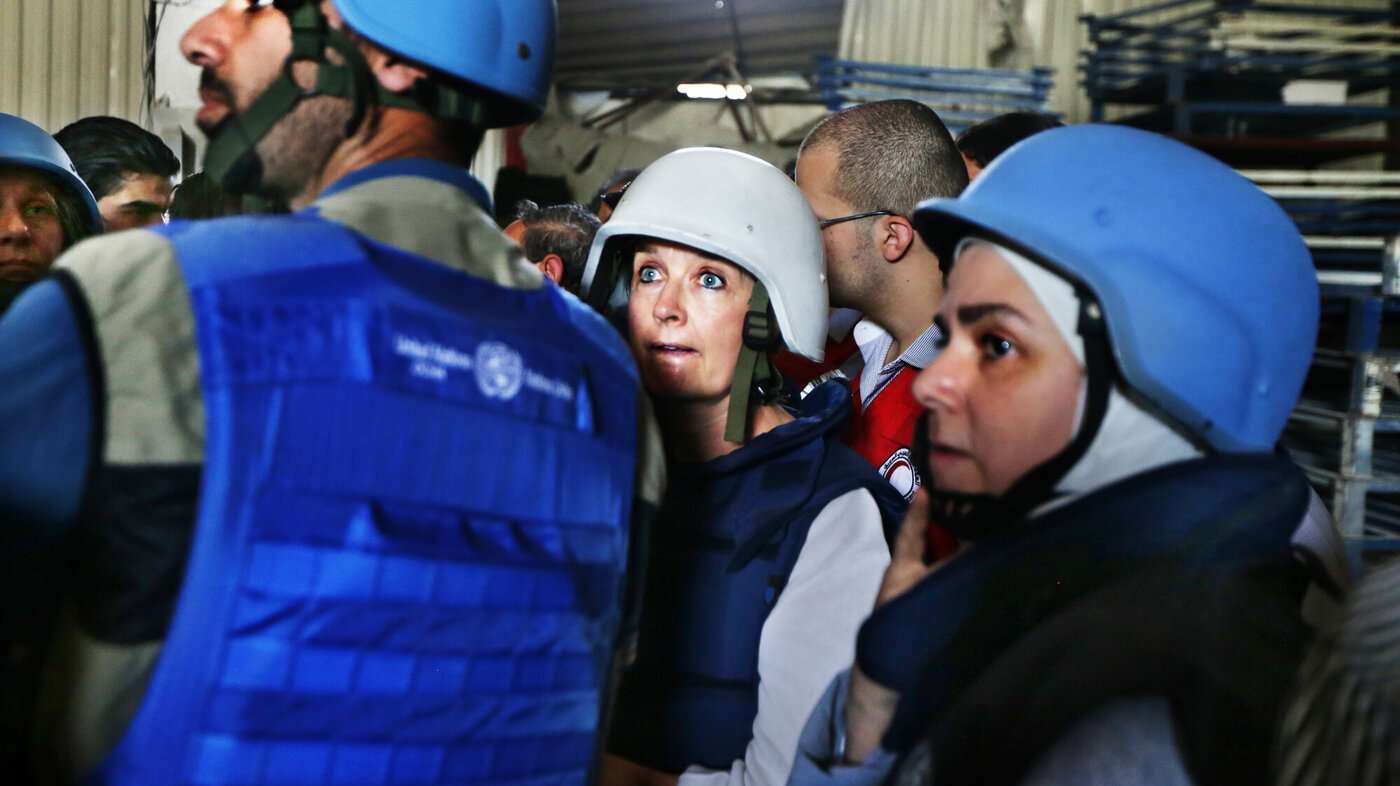 Elizabeth Hoff og kolleger i sikkerhetsutstyr når de skal levere medisiner i Syria.