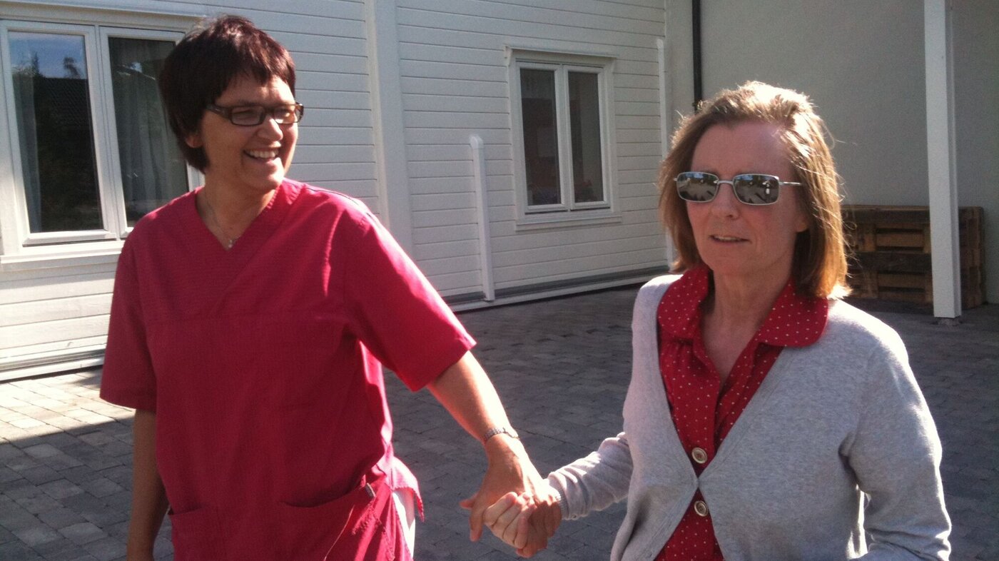 Ingrid Bonde og institusjonsleder Gunn Seigerud ute og går utenfor Fagertun sykehjem.