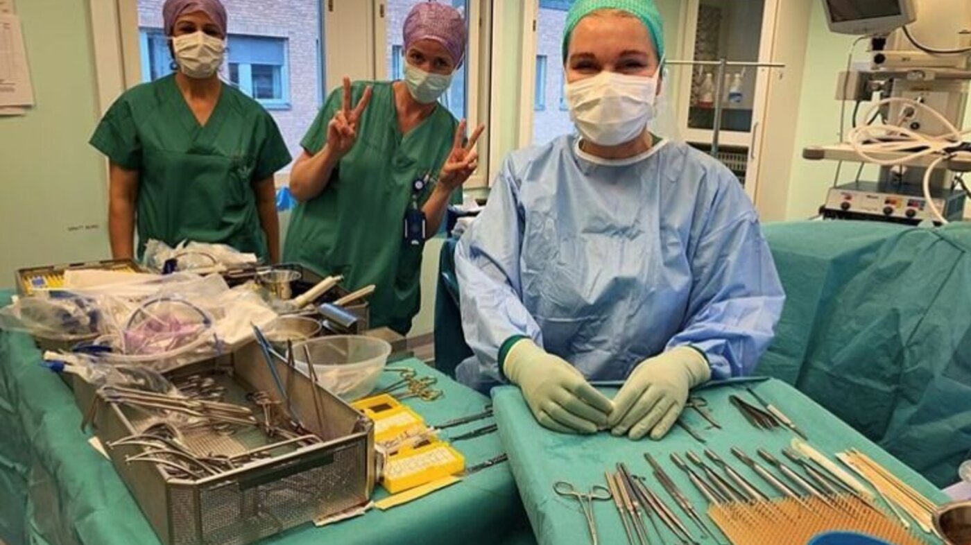 operasjonssykepleier, operasjonssykepleie Bildet viser oppdekking av sterilt utstyr på operasjonsstuen.