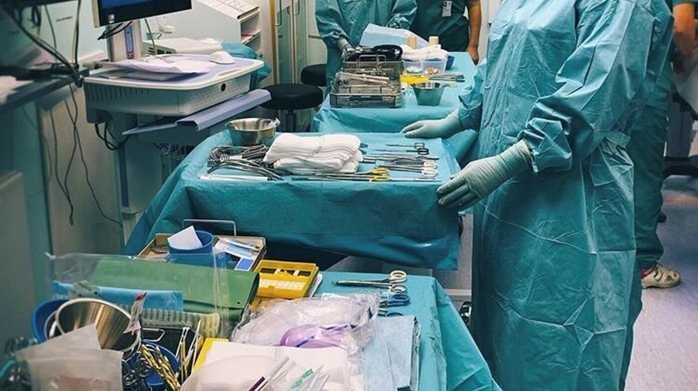 operasjonssykepleier, operasjonssykepleie Bildet viser forberedelser på operasjonsstue.