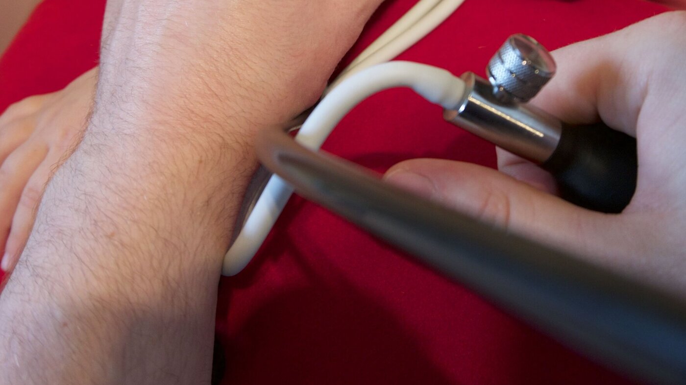 Bildet viser blodtrykksmåling av barn med et lite stetoskop