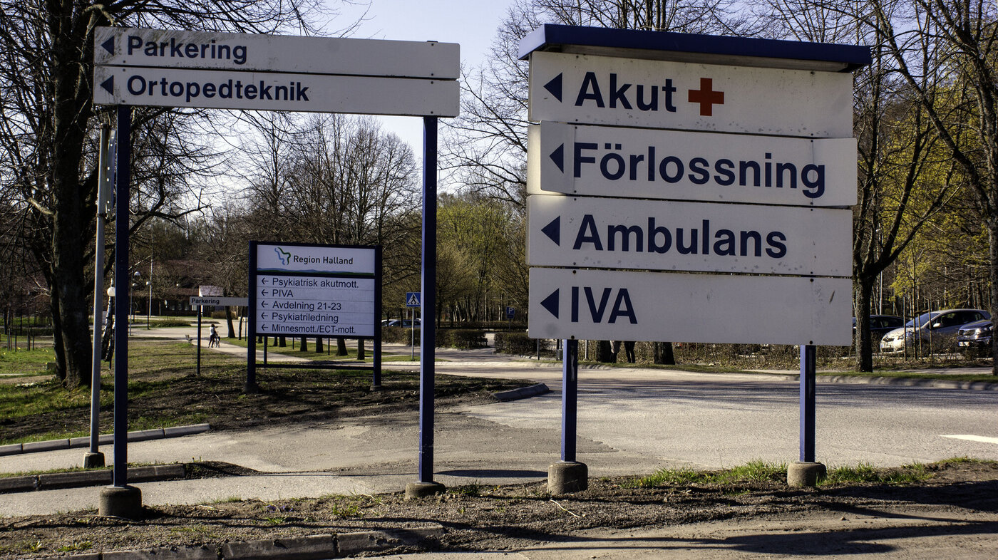 Bildet viser skilter foran sykehus i Sverige