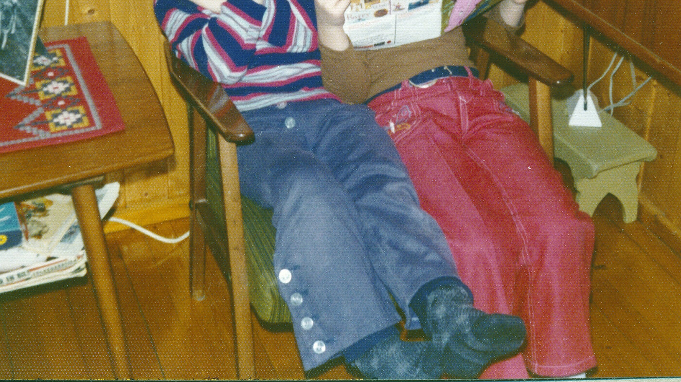 Bildet viser Karin Jonli som leser Donald med broren.