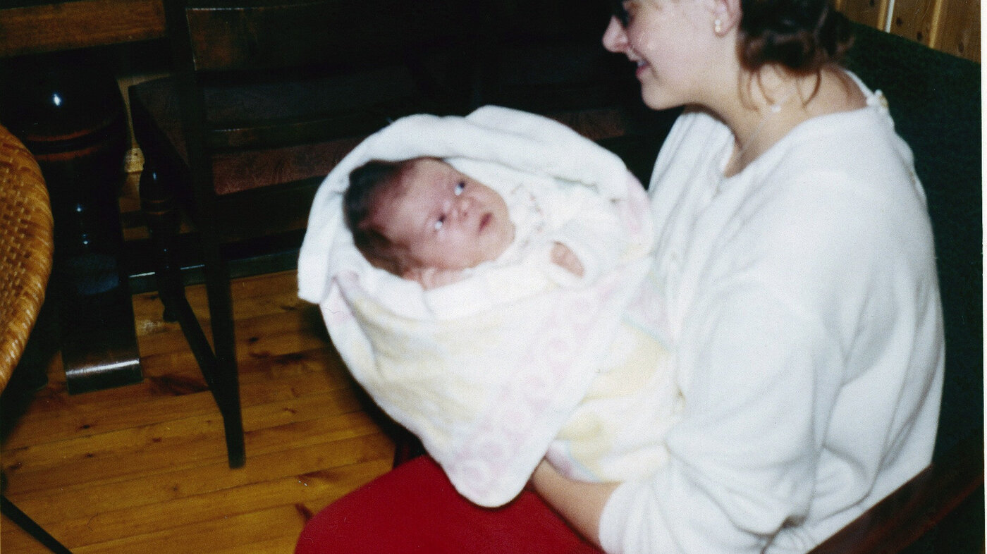 Bildet viser Berit Haugen som holder Karin Jonli som baby.