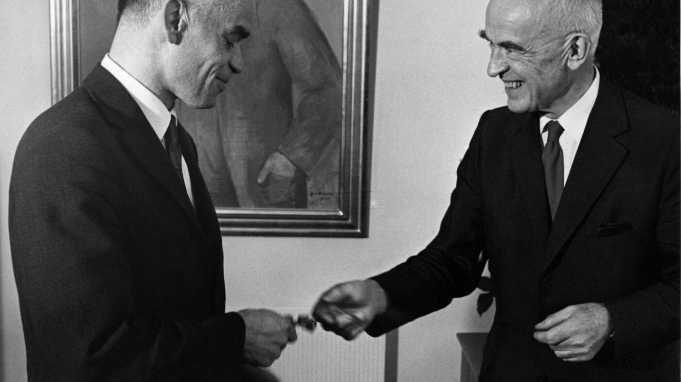 Karl Evang Tidligere stassekretær Thorbjørn Mork (t.v. ) tok over som helsedirektør etter Karl Evang, som ønsket ham lykke til og overrakte nøklene