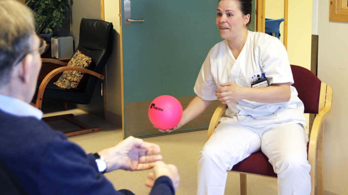 Kine-Marita Krüger på Sentrum sykehjem, Bodø. Bildet viser sykepleier Kine-Marita Krüger på Sentrum sykehjem, Bodø som kaster en ball til en eldre pasient som sitter med ryggen til.