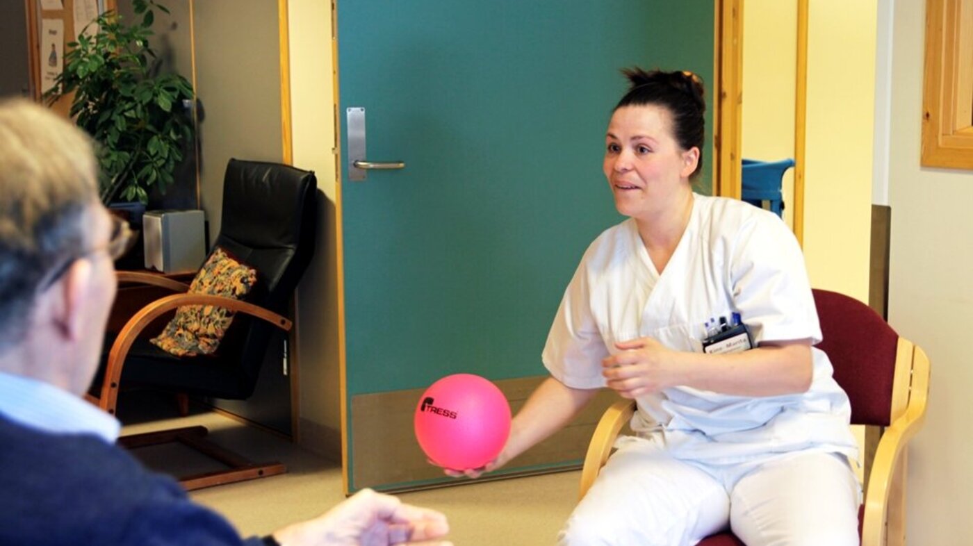 bildet viser Kine Merete som kaster ball med pasient