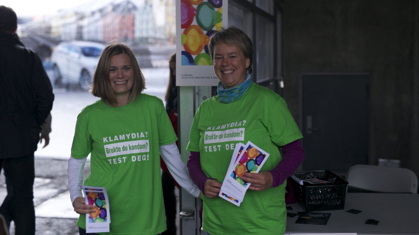 Bildet viser helsesøstrene Wenche Skarbø og Britt S. Skuseth på stand under Jugendfestivalen i Ålesund.