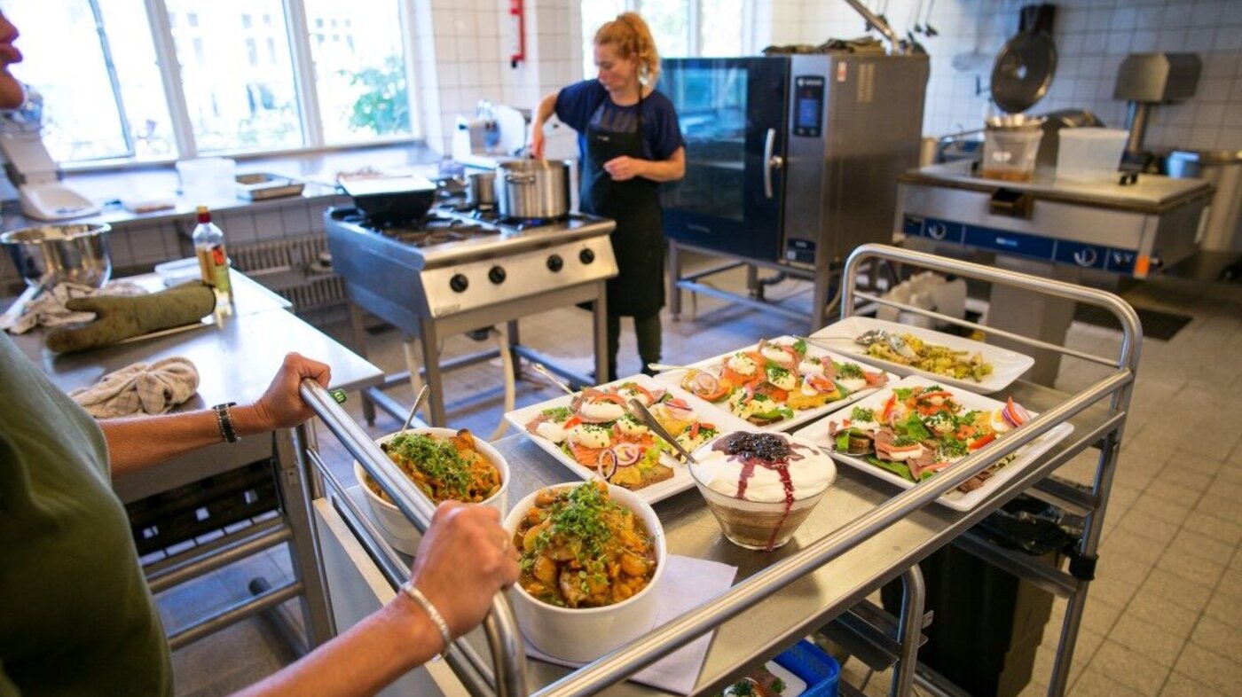 Bildet viser kokker som lager i stand til måltid på Rundskuedagens plejecenter i København.