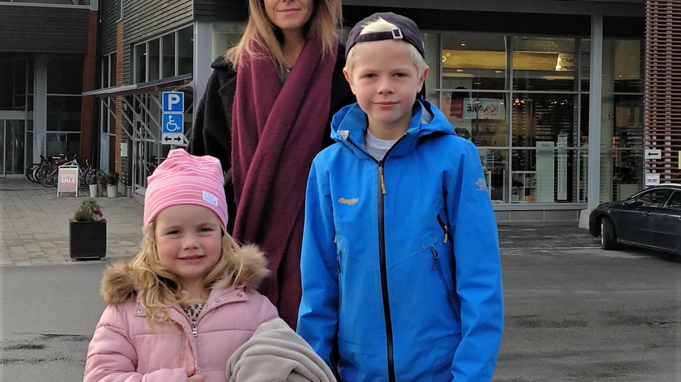 Kristin Bjørgan med sine to barn Bildet viser Kristin Bjørgan med sine to barn