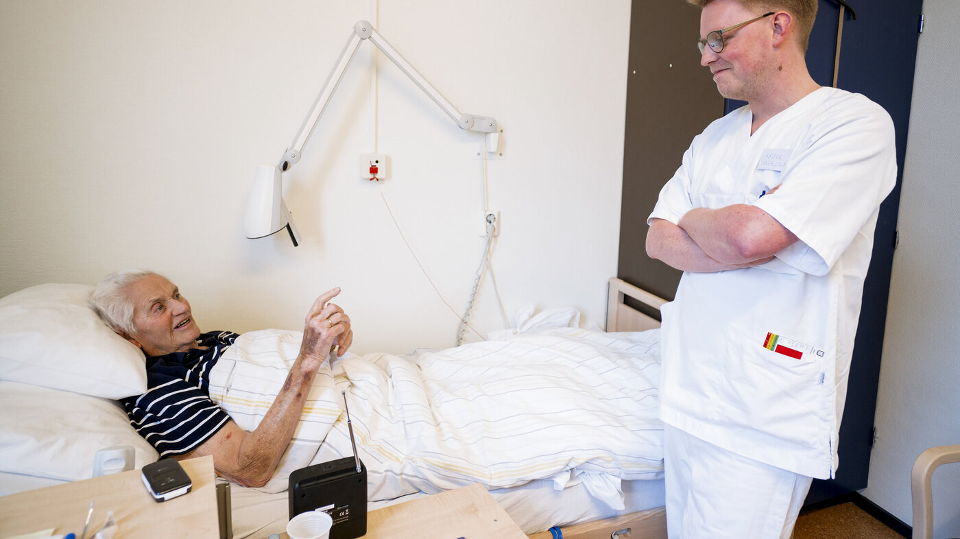 Bildet viser pasient Øistein Bakken og sykepleiervikar Kasper Vesterholm.