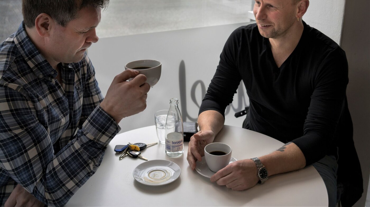 bildet viser Lekang og Olsen på kafe.
