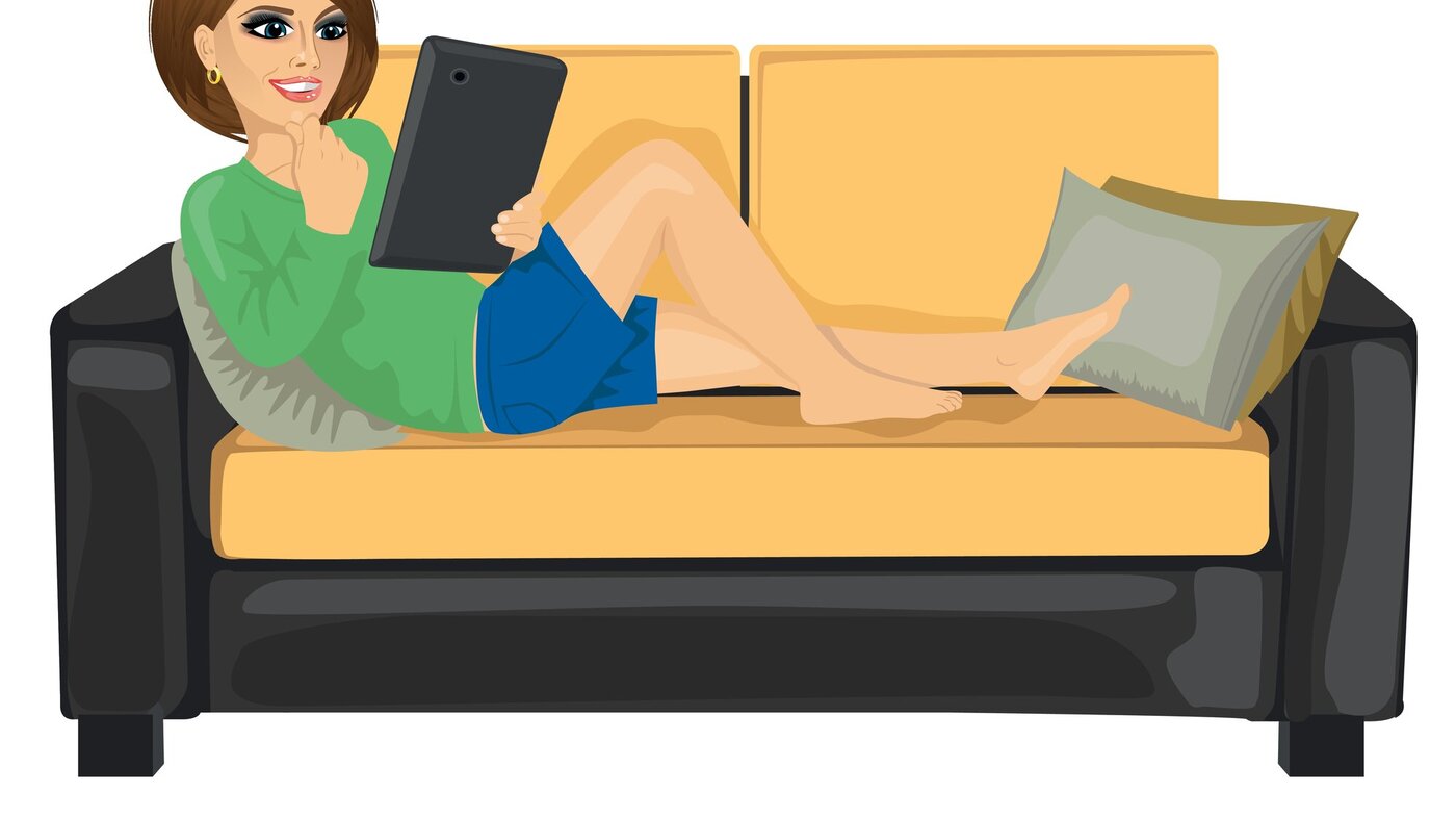 Tegning av ung kvinne som ligger i sofaen og leser på nettbrett Tegning av ung kvinne som ligger i sofaen og leser på nettbrett