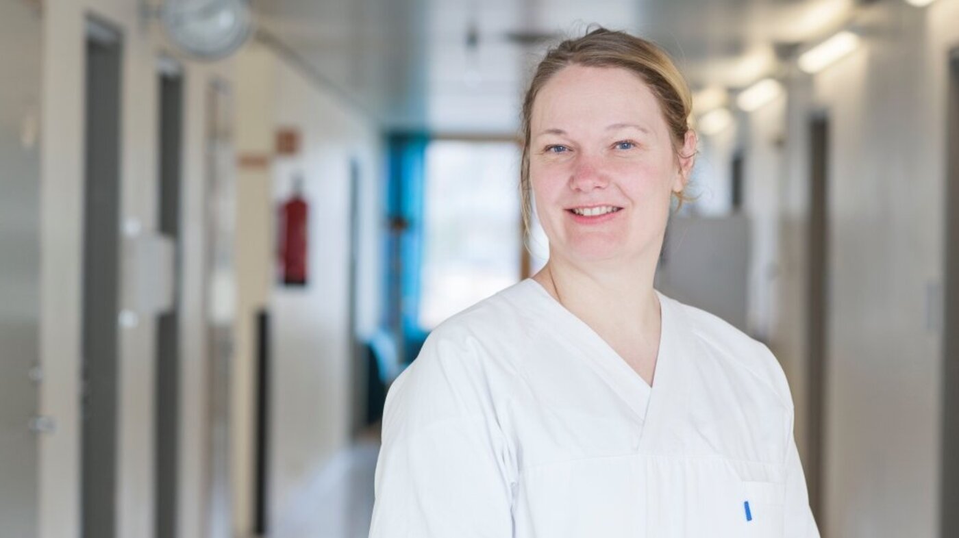 Bildet viser Lise Tuset Gustad i en sykehuskorridor.