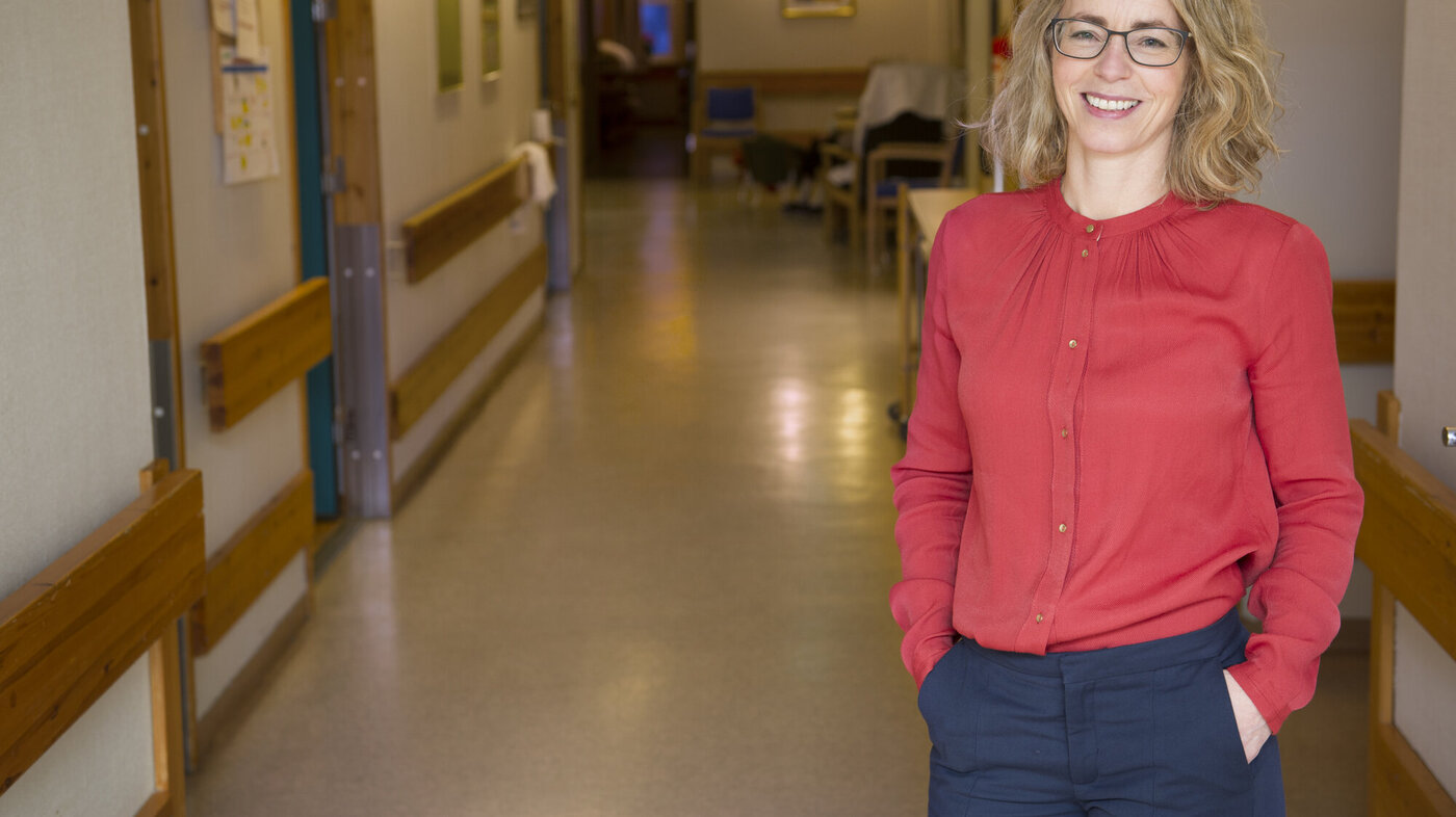 Bildet er et portrett av Margrethe Kristiansen, sykepleier, doktorand og etatsleder for sykehjem i Tromsø.
