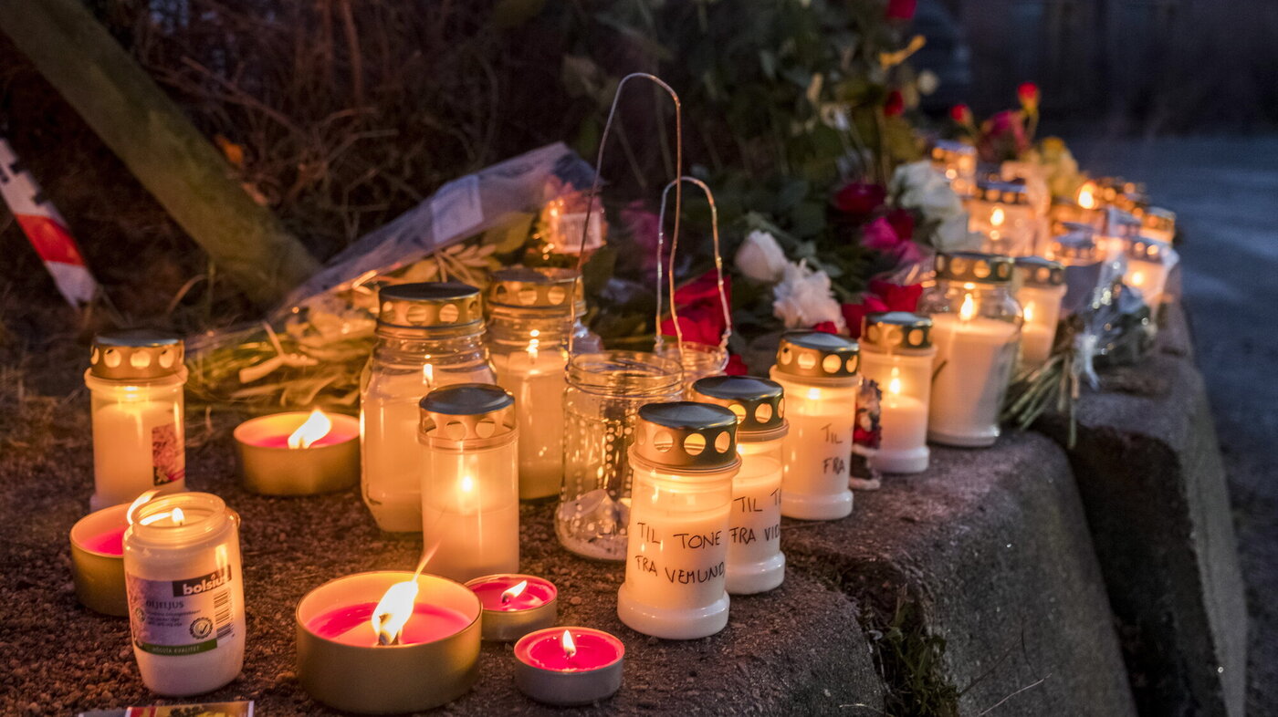 Mange lys og blomster er lagt ned til minne om de drepte