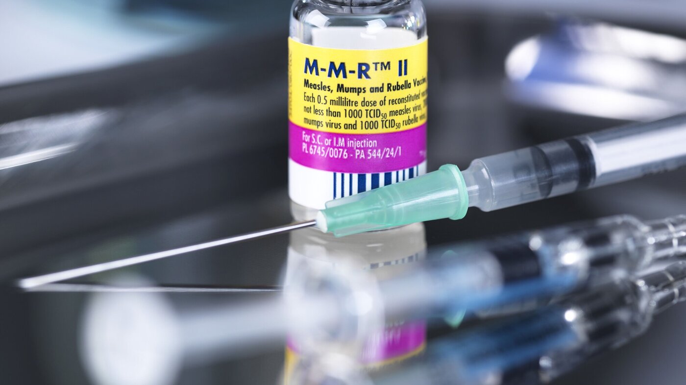 Bilde av en flaske med MMR-vaksine og en sprøyte