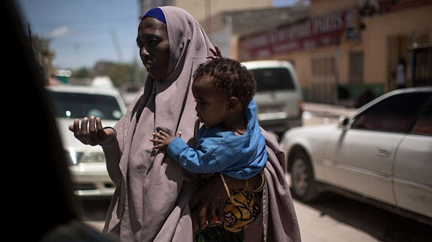 Mor og barn på gaten i Margeisa, Somalia. Mor og barn på gaten i Margeisa, Somalia.