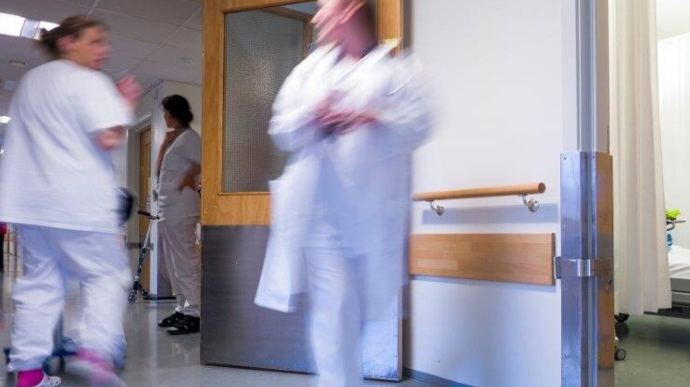 bildet viser travelt personale på et sykehus