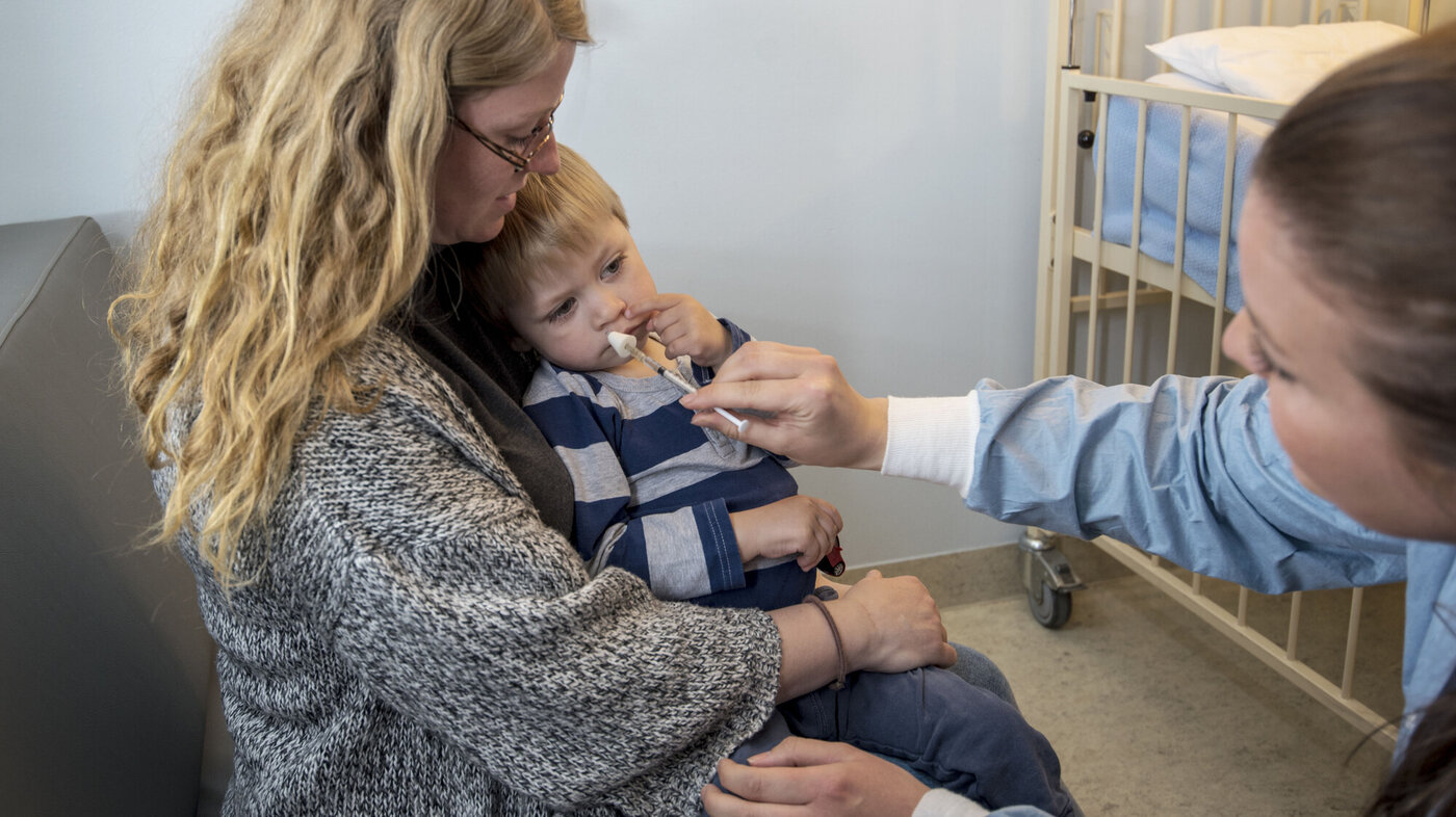 Bildet viser Oliver som får intranasal Dexmedetomidin 