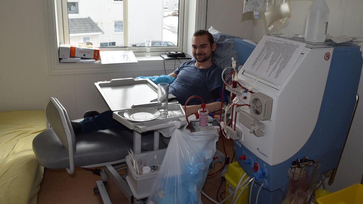Bildet viser Nikolai Raabye Haugen som sitter i dialysestolen
