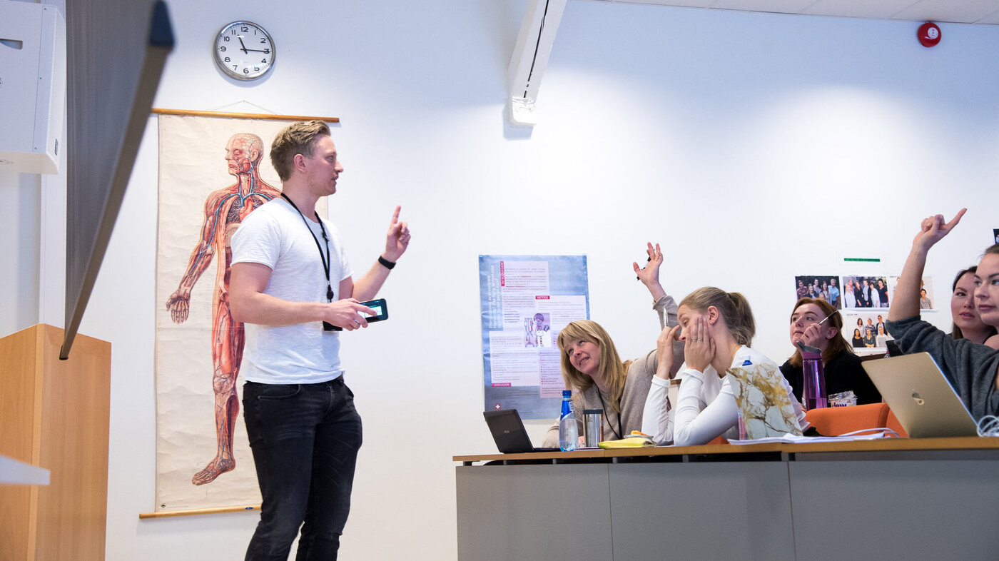 Nils Christian Tvedt Karlsen holder forelesning om sepsis på Diakonova Nils Christian Tvedt Karlsen holder forelesning om sepsis på Diakonova