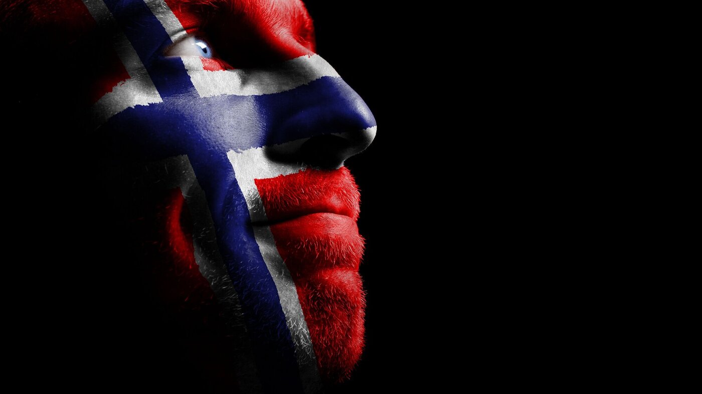 Illustrasjonsfoto av en mann som er sminket som det norske flagget.