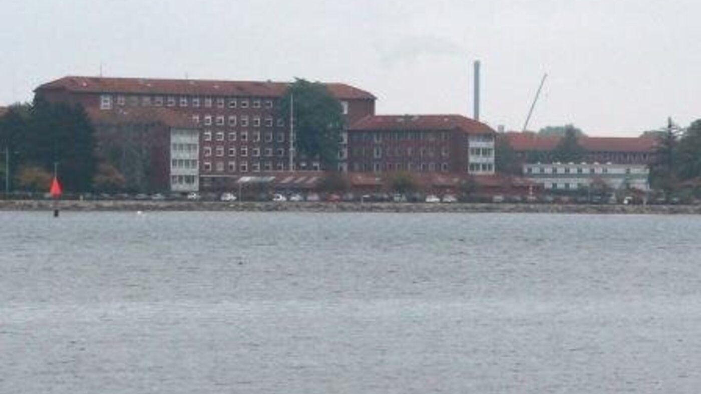 Trippeldrap ved dansk sykehus. Bildet viser eksteriør av Nykøbing Falster Sykehus.