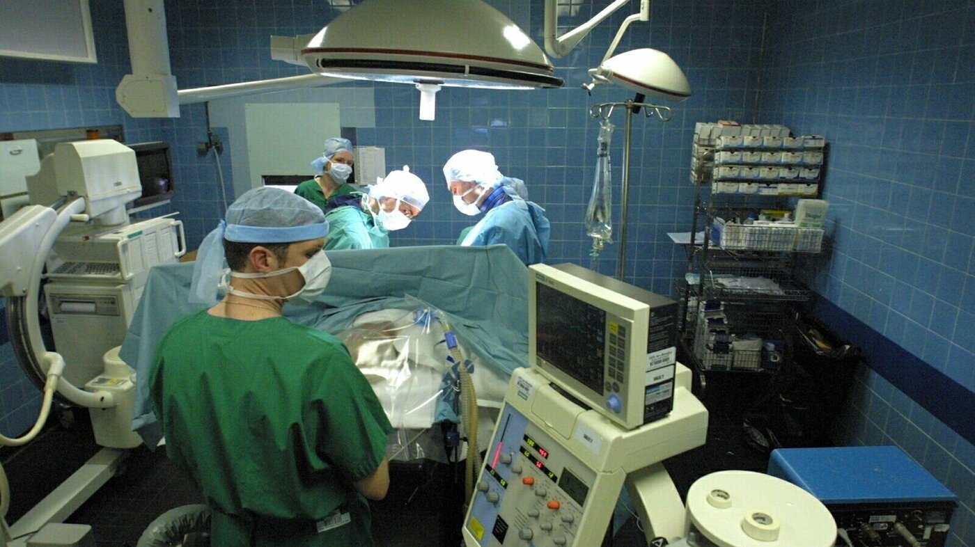 Bilde fra operasjonssal med lege og sykepleiere